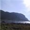 Le long de la plage, au fond se trouve un sentier de randonnée allant au Gjuv.