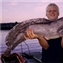 Stolzer Angler mit Fang, ein riesiger Steinbeißer.